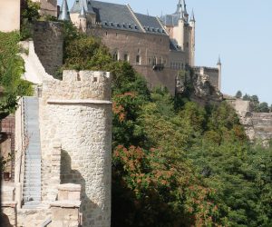 Turismo de Segovia-muralla y alcazar